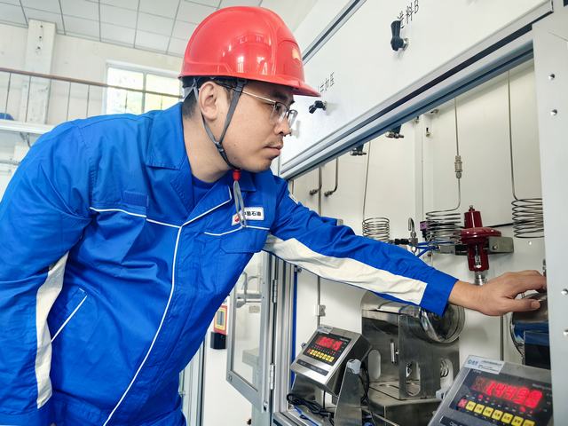 科研人员正在调试合成润滑油实验室仪器参数。丁恬甜 摄.jpg