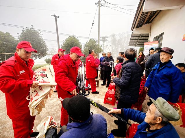 1765783837674534.jpg “小红帽”走进万家 安全知识记“心田”图三.jpg