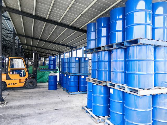 冷却液装车现场.丁恬甜 摄.jpg