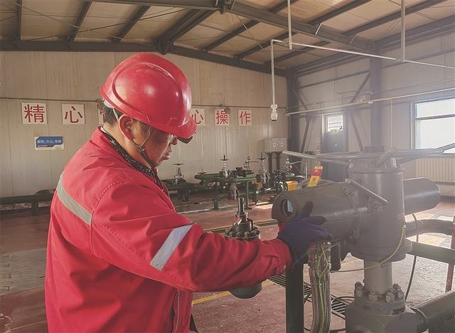 1766477723132163.jpg 岗位员工查看管线压力。.jpg