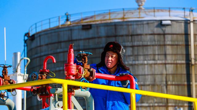 班组员工认真巡检 (2).jpg