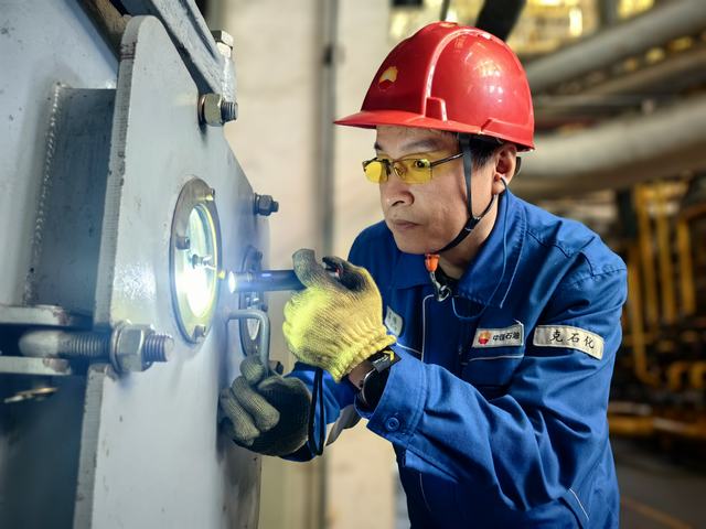 1766994674774698.jpg 孟伟正在检查给煤机运转情况。丁恬甜 摄.jpg