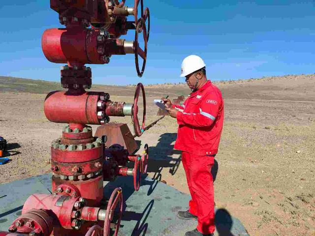 1768202483901081.jpg 2025.12.30投中国石油摄影报 国内首创!新疆油田实现阀门内漏量化评价零突破.JPG