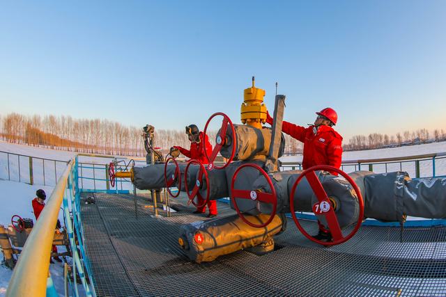 大庆油田采气分公司采储作业区采储2班员工在升平库平2井口巡检。王延路 摄.jpg