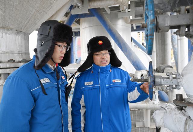 1768809930894231.jpg 韩胜显(右)带青年在现场技术攻关。丁恬甜 摄.jpg