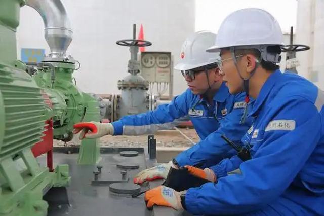 兰州石化油品调合中心（国储公司）员工现场查看生产流程。.jpg