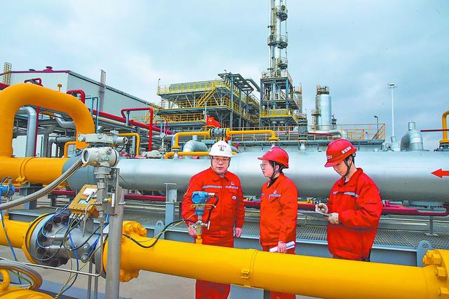 1769396484797920.jpg 中原油田榆林区域神木项目部员工对延长油田的设备进行巡检,确保其安全平稳运行。魏园军 摄.jpg