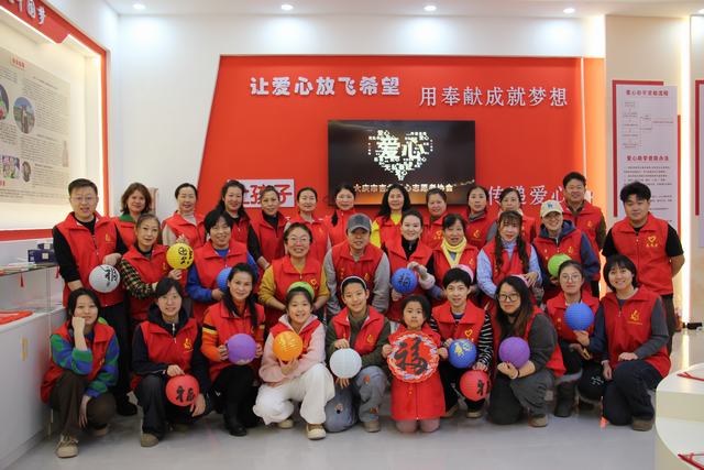 1770708150141836.jpg 图为笔墨传情送祝福公益志愿者与书法爱好者合影留念.jpg