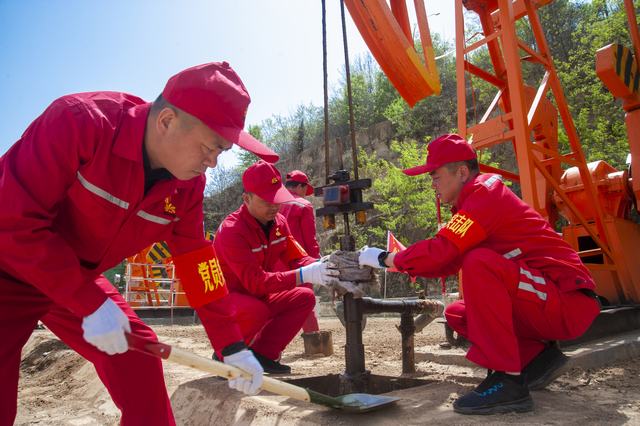 宝塔采油厂冯庄采油队党员突击队在行动。冯东摄.JPG