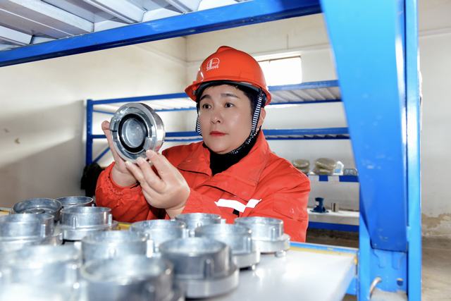 1773024610497774.jpg 01 2025年1月14日,朱静在库房观察验收接头的外观及密封情况。.jpg