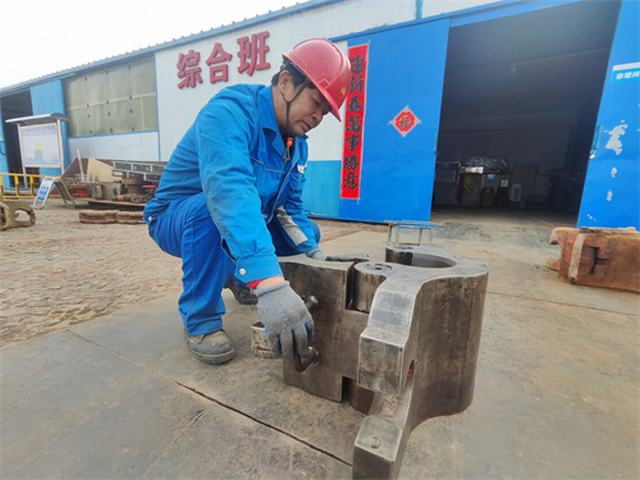 1773628075138347.jpg 戴红军在维修吊卡。郑喜峰 摄.jpg