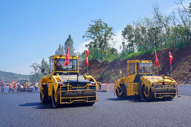 上海—成都高速公路成南段施工现场，筑路队伍正在铺设克石化生产的70号道路沥青。（李浩然 摄）.JPG