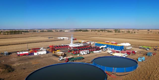 吉林油田组织乾安采区进行压裂施工。 丁磊摄.jpg