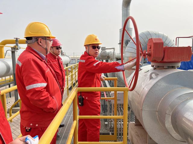 1774254653545016.jpg 储气库工作人员进行现场阀门检查。蔡晓珑 摄.jpg