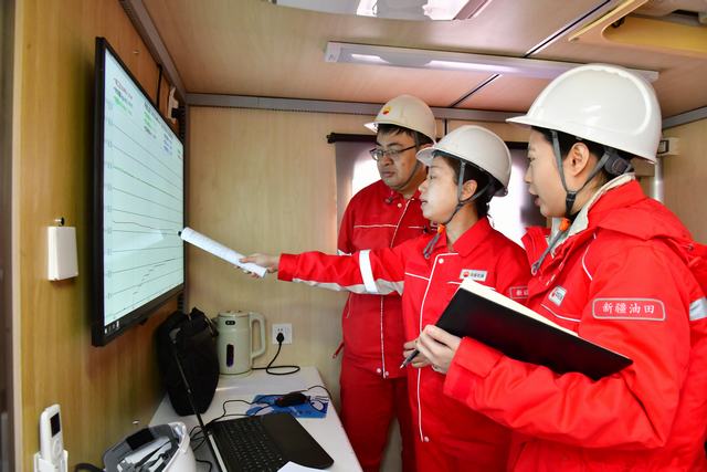 1774254705283343.jpg 2026.03.13(投中国石油摄影报)“开门红”!新疆油田开年首口水平井压裂施工圆满收官.JPG