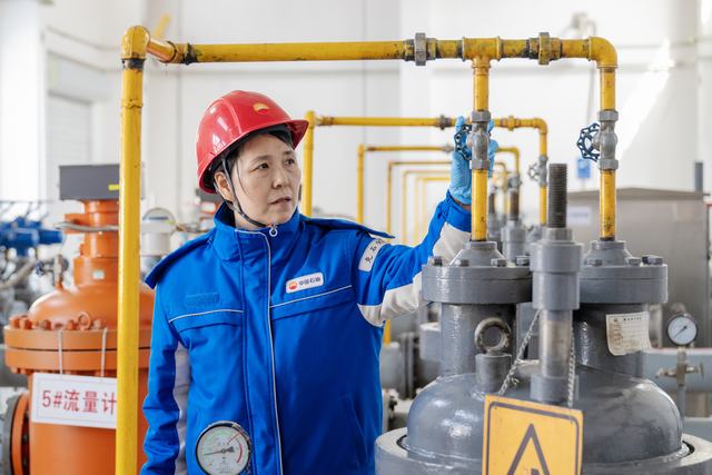 王小红正在检查在用流量计消气器。丁恬甜 摄.jpg