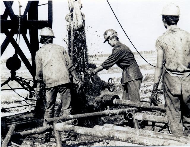 老照片：一线作业工在施工）.jpg
