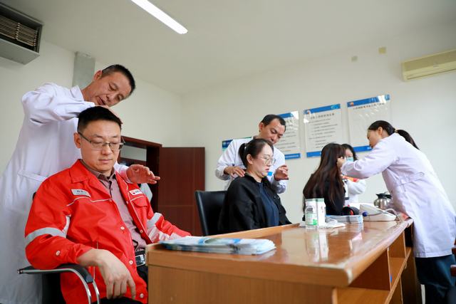 图为：西部钻探克拉玛依钻井公司联合克拉玛依市第二人民医院对员工进行健康服务活动 (4).JPG