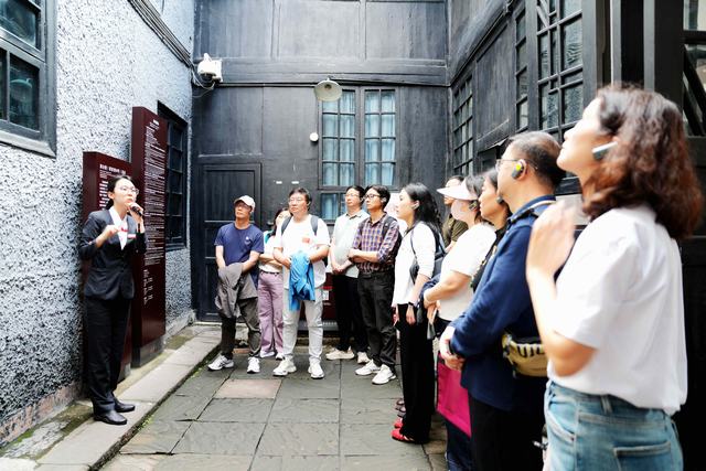 重庆气矿开展“追寻红色足迹 传承革命薪火”主题党日活动图一.jpg